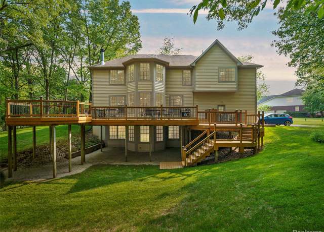 Property at 5412 Murray Ct, Waterford, MI 48327, 4 beds, 4.5 baths