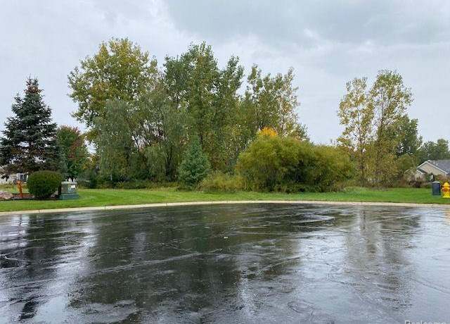 Property at 7105 Woods West Dr, Flushing, MI 48433
