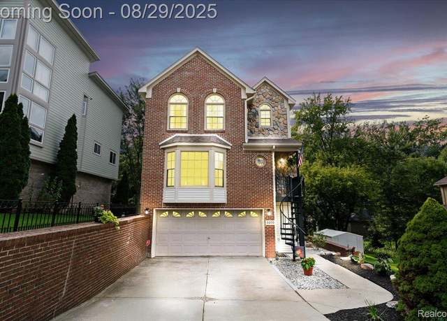 Property at 5570 N Wildrose Ave, West Bloomfield Charter Township, MI 48322, 3 beds, 2.5 baths
