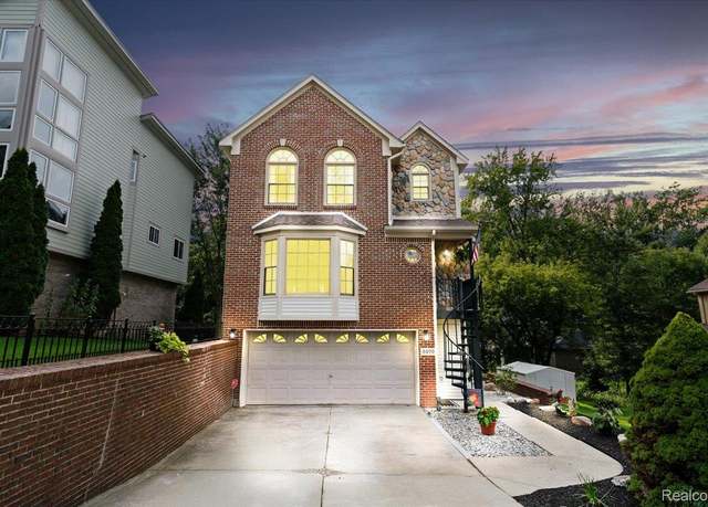 Property at 5570 N Wildrose Ave, West Bloomfield Charter Township, MI 48322, 3 beds, 2.5 baths