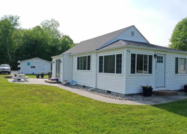 Property at 6625 Lakeshore Rd, Lakeport, MI 48059, 3 beds, 1 bath
