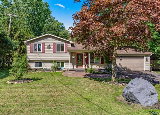 Property at 1560 Mercedes St, West Bloomfield, MI 48324, 3 beds, 2 baths