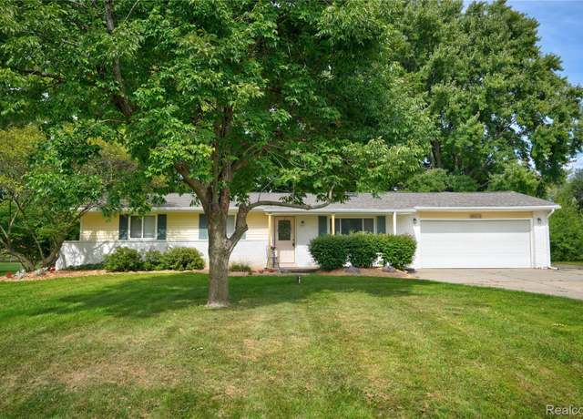 Property at 6411 Brookview Dr, Grand Blanc, MI 48439, 3 beds, 3 baths