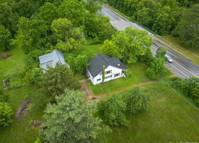 Property at 3246 E Maple Ave, Grand Blanc, MI 48507, 4 beds, 2 baths