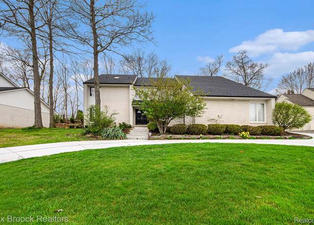 Property at 5322 Pond Bluff Dr, West Bloomfield, MI 48323, 5 beds, 4.5 baths