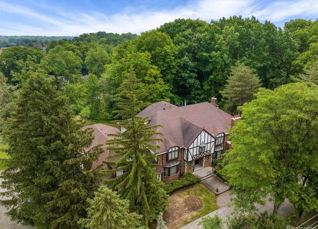 Property at 4670 Cove Rd, West Bloomfield, MI 48323, 7 beds, 7.5 baths
