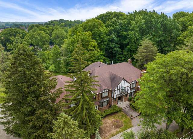 Property at 4670 Cove Rd, West Bloomfield, MI 48323, 7 beds, 7.5 baths