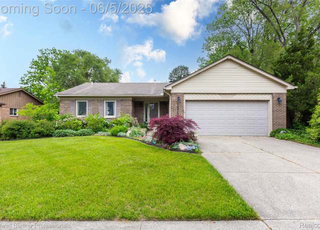 Property at 1975 Chancery Dr, Troy, MI 48085, 3 beds, 2.5 baths