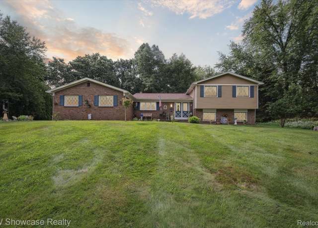 Property at 3364 Mccluskey Dr, Pinckney, MI 48169, 4 beds, 3 baths