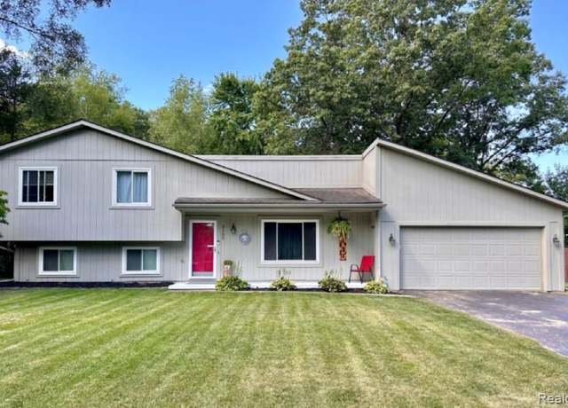 Property at 3165 Jennella Dr, Commerce Charter Township, MI 48390, 3 beds, 1.5 baths