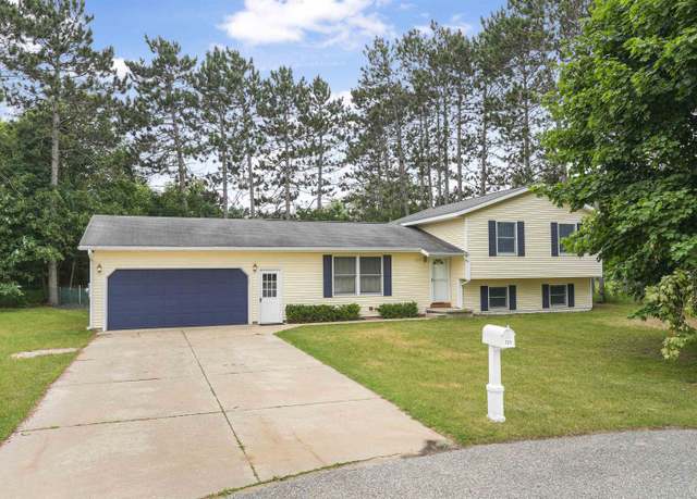 Property at 725 Kim Dr, Cadillac, MI 49601, 4 beds, 2.5 baths