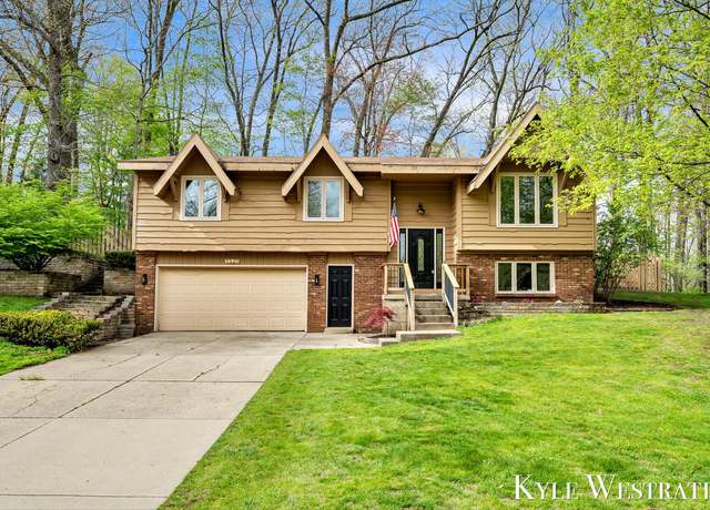Property at 1521 Andover St SW, Wyoming, MI 49509, 3 beds, 2.5 baths