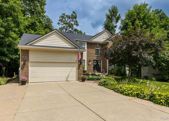 Property at 4500 Red Oak Blvd, Waterford, MI 48329, 4 beds, 3.5 baths