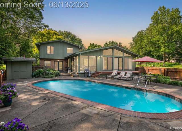 Property at 2689 Roseview Dr, Rochester Hills, MI 48306, 4 beds, 2.5 baths