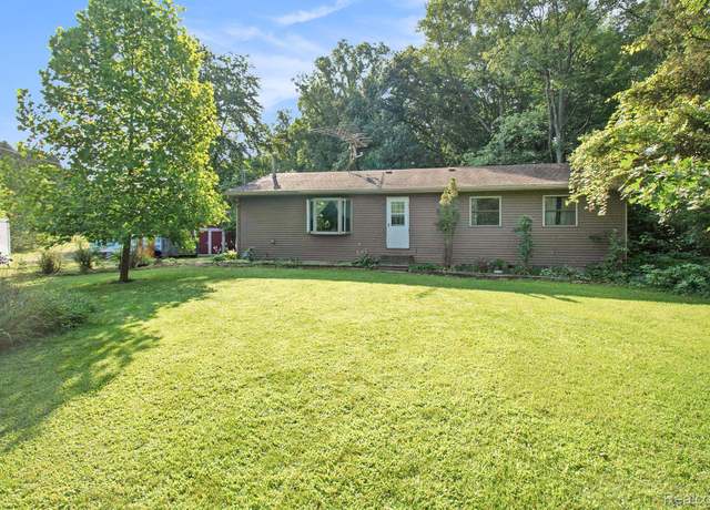 Property at 1400 Hoskins Dr, Howell, MI 48855, 3 beds, 2 baths