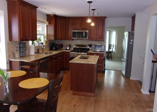 Property at 3163 W Ridge Ct, Commerce Twp, MI 48390, 4 beds, 3.5 baths