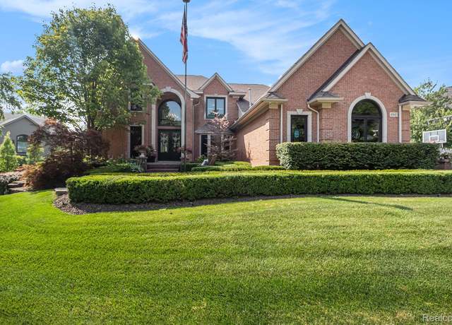 Property at 4943 Parkgate Dr, Commerce Twp, MI 48382, 4 beds, 5 baths