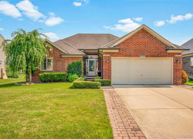 Property at 18958 Pembridge St, Macomb, MI 48042, 3 beds, 2.5 baths