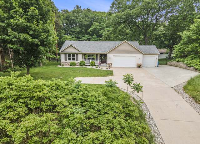 Property at 18440 Iroquois Dr, Spring Lake, MI 49456, 5 beds, 2.5 baths