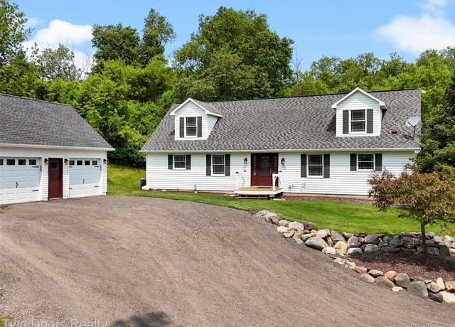 Property at 3040 Honey Bee Ln, Oxford, MI 48370, 4 beds, 2.5 baths