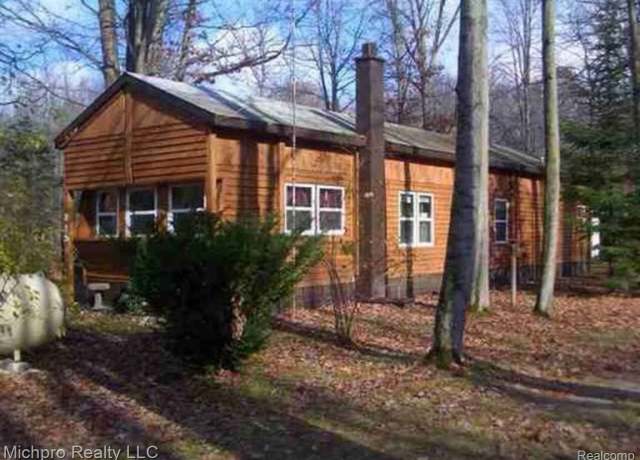 Property at 215 Mink Dr, Roscommon, MI 48653, 2 beds, 1.5 baths