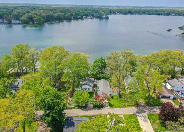 Property at 1786 Point St, Commerce Charter Township, MI 48382, 3 beds, 2 baths
