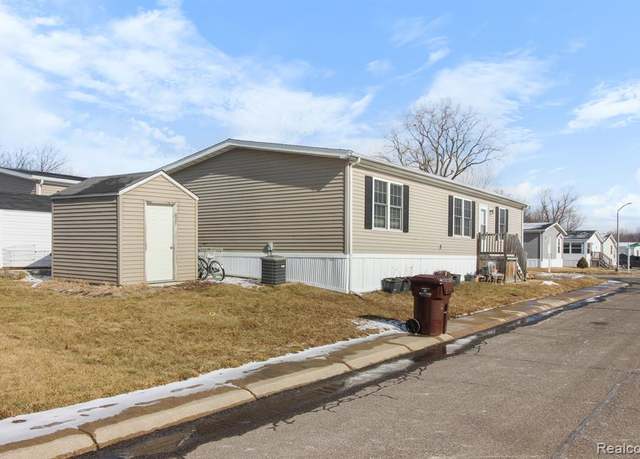 Property at 28958 Country Ln, Flat Rock, MI 48134, 3 beds, 2 baths