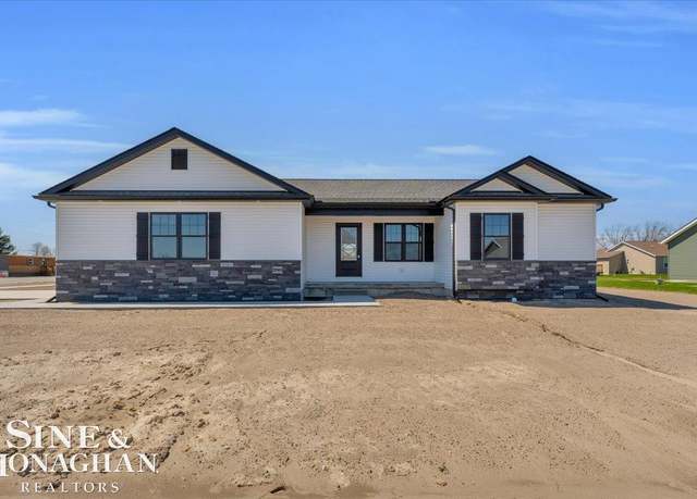 Property at 290 Oregon Ave, Marysville, MI 48040, 3 beds, 2.5 baths