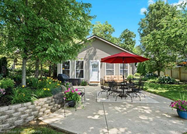 Property at 584 Black Oaks Trl, Howell, MI 48843, 3 beds, 2 baths
