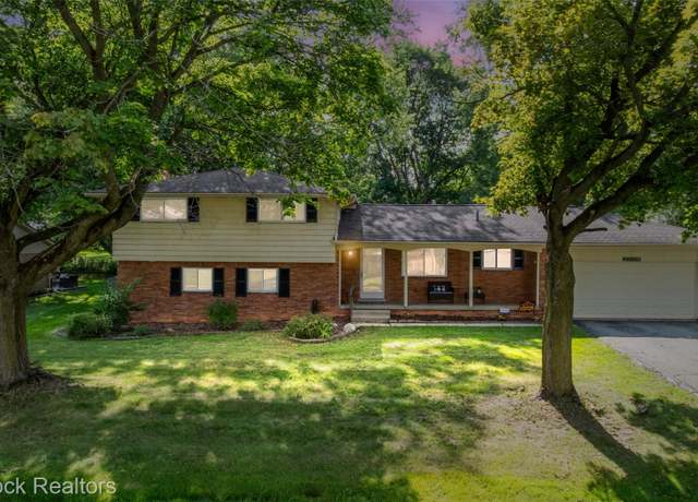 Property at 28839 Bannockburn St, Farmington, MI 48334, 4 beds, 2 baths