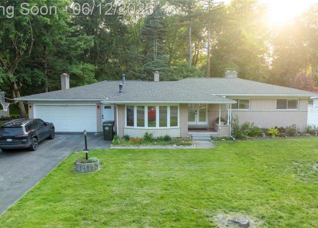 Property at 626 Wilwood Rd, Rochester Hills, MI 48309, 5 beds, 3 baths