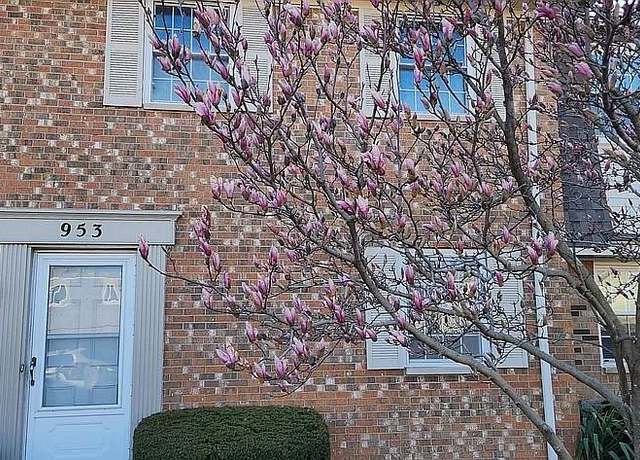 Property at 953 Kirts Blvd, Troy, MI 48084, 2 beds, 2.5 baths