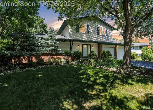 Property at 1840 Glen Iris Dr, Commerce Twp, MI 48382, 3 beds, 2.5 baths