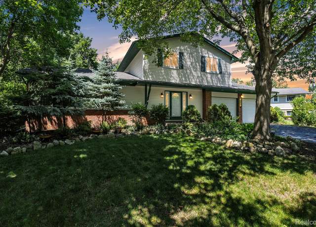 Property at 1840 Glen Iris Dr, Commerce Twp, MI 48382, 3 beds, 2.5 baths