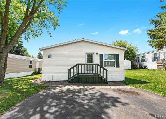 Property at 26 Hummingbird Dr, Lake Orion, MI 48359, 3 beds, 2 baths
