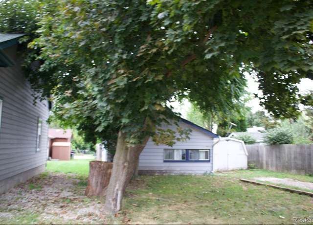 Property at 2960 Glenbroke St, Keego Harbor, MI 48320, 2 beds, 1 bath