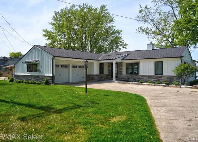 Property at 14240 Moffett Dr, Fenton Charter Township, MI 48430, 3 beds, 2 baths
