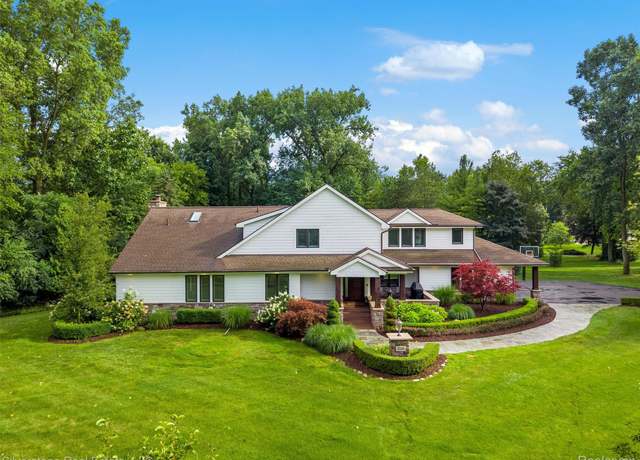 Property at 2525 Bretby Dr, Troy, MI 48098, 4 beds, 3.5 baths