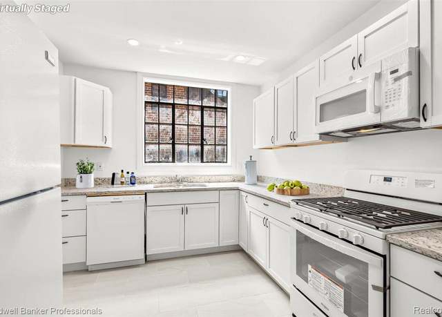 Property at 19510 Stratford Rd, Detroit, MI 48221, 4 beds, 3.5 baths