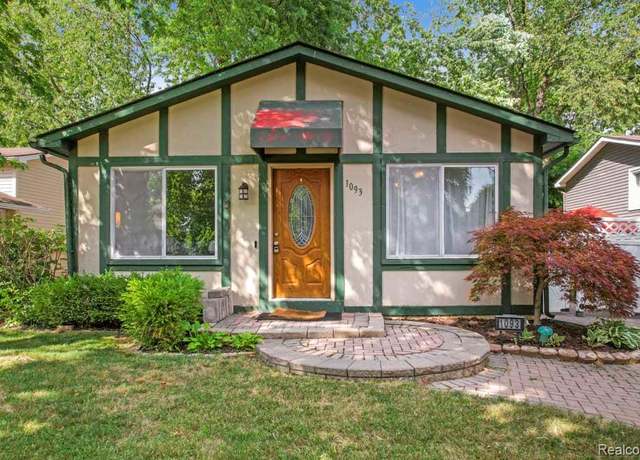 Property at 1093 Hendricks Way, Waterford, MI 48328, 3 beds, 1 bath