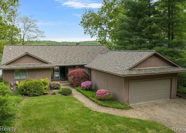 Property at 5867 Community Dr, Brighton, MI 48116, 3 beds, 3 baths