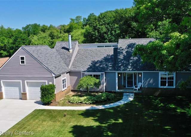 Property at 1653 Commerce Pines Dr, Commerce Charter Township, MI 48390, 4 beds, 2.5 baths