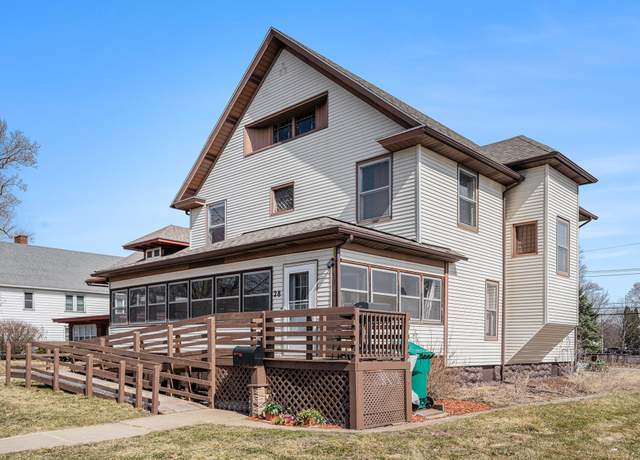 Property at 28 Orchard Pl, Battle Creek, MI 49017, 5 beds, 2.5 baths