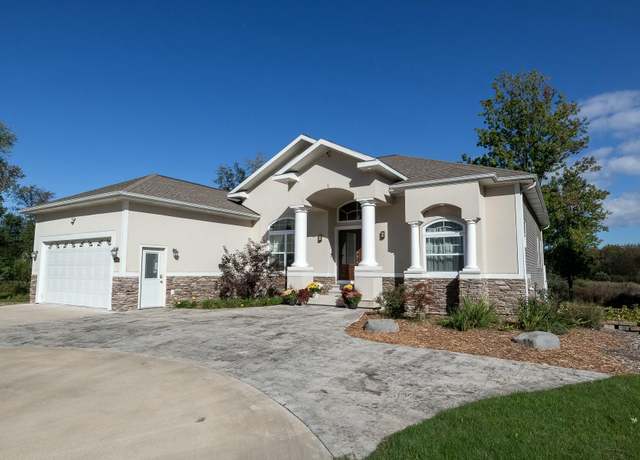 Property at 879 W Lakewood Blvd, Holland, MI 49424, 4 beds, 3.5 baths