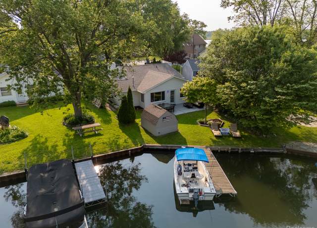 Property at 11627 Algonquin Dr, Pinckney, MI 48169, 3 beds, 1 bath