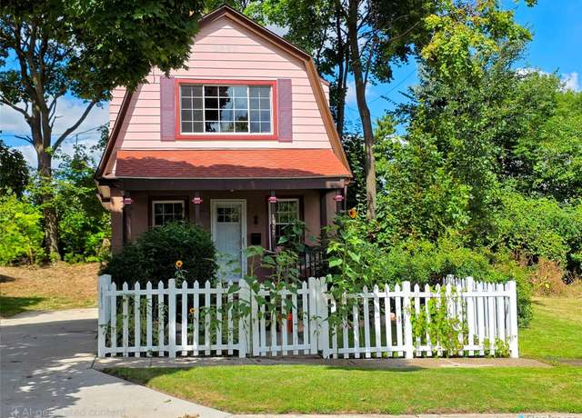 Property at 1017 Perry St, Flint, MI 48504, 3 beds, 1.5 baths