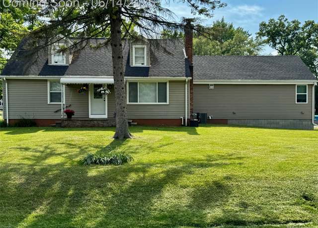 Property at 300 Plumstead Rd, Waterford, MI 48327, 4 beds, 3 baths