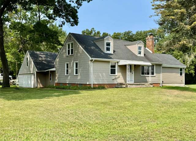 Property at 300 Plumstead Rd, Waterford, MI 48327, 4 beds, 3 baths