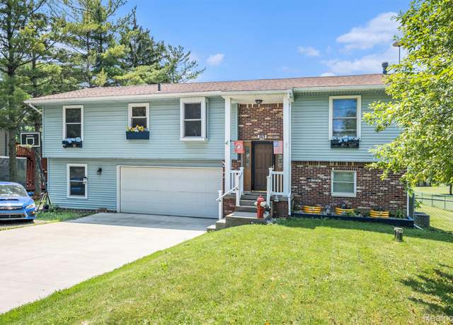 Property at 2029 N Long Lake Rd, Fenton, MI 48430, 4 beds, 2 baths