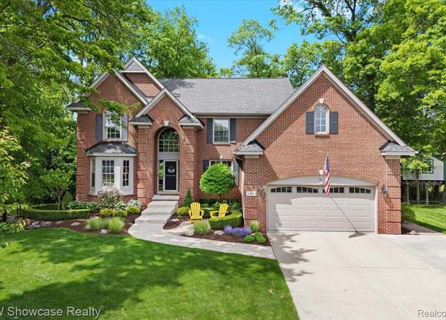 Property at 1307 Trillium Ct, Wixom, MI 48393, 5 beds, 4.5 baths